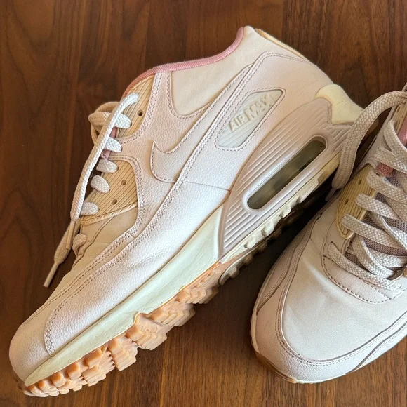Nike Women’s Cream and Pink Athletic Sneakers - 10W - Picture 2 of 14